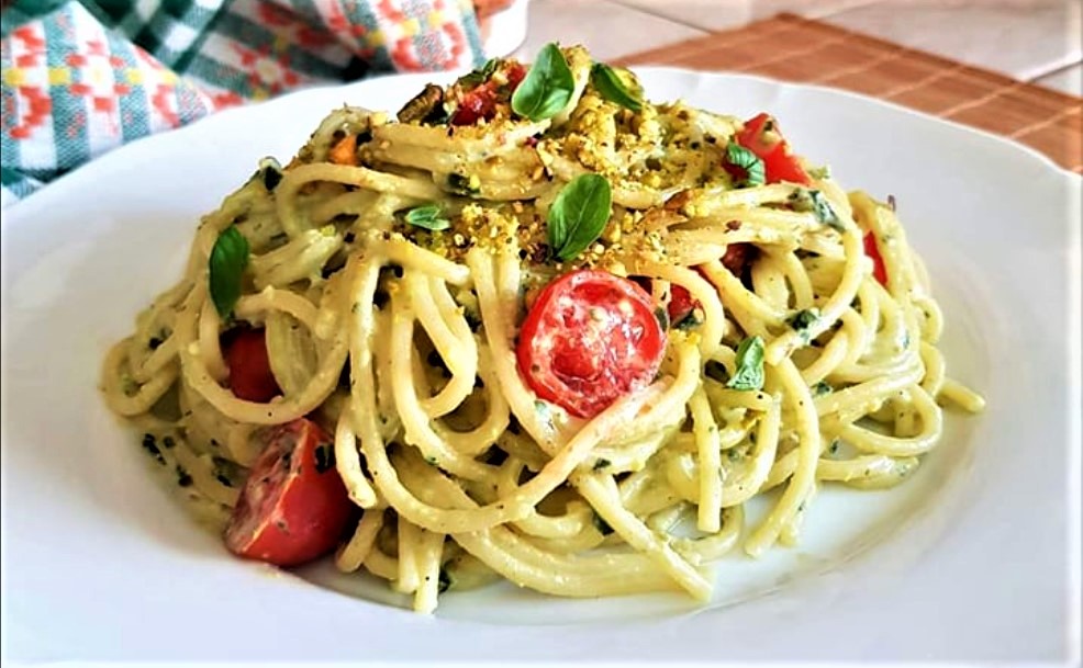 SPAGHETTI CON RICOTTA PISTACCHI E POMODORINI