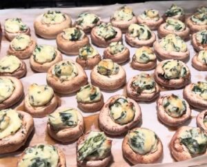 Funghi ripieni di spinaci e carciofi