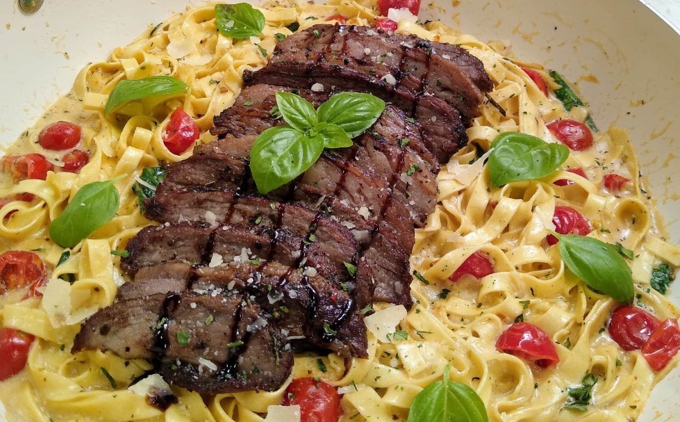 Fettuccine cremose con pomodorini e spinaci